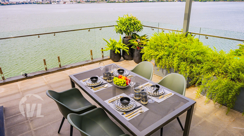 2 bed apartment with terrace facing Tay Ho lake