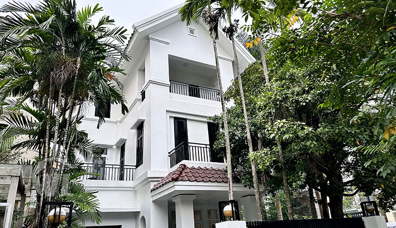 Corner villa with swimming pool to rent in Ciputra 4 beds 4 baths