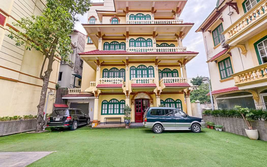 Huge villa for rent suitable for an office in Tay Ho