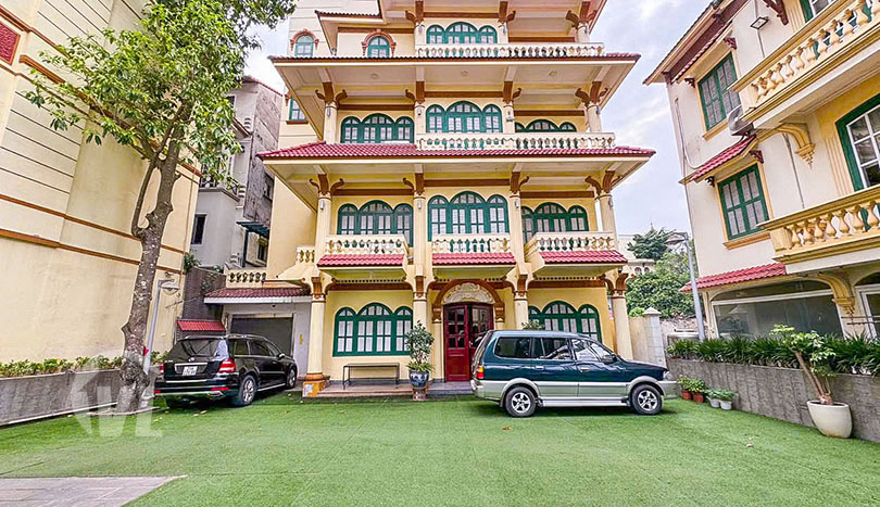 Huge villa for rent suitable for an office in Tay Ho
