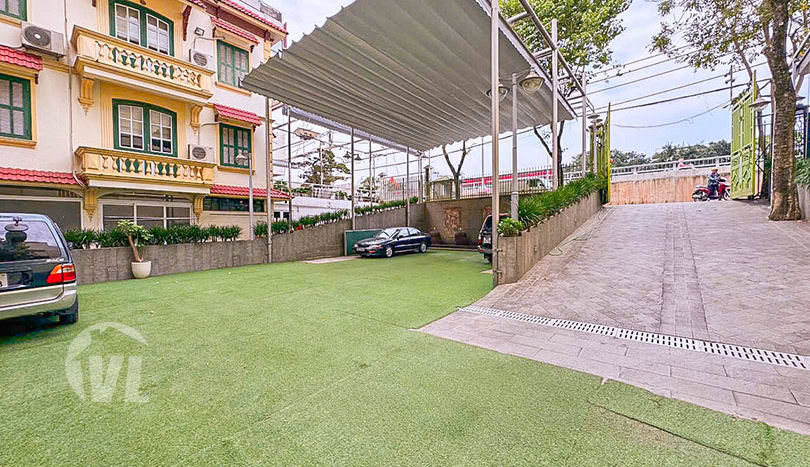 Huge villa for rent suitable for an office in Tay Ho