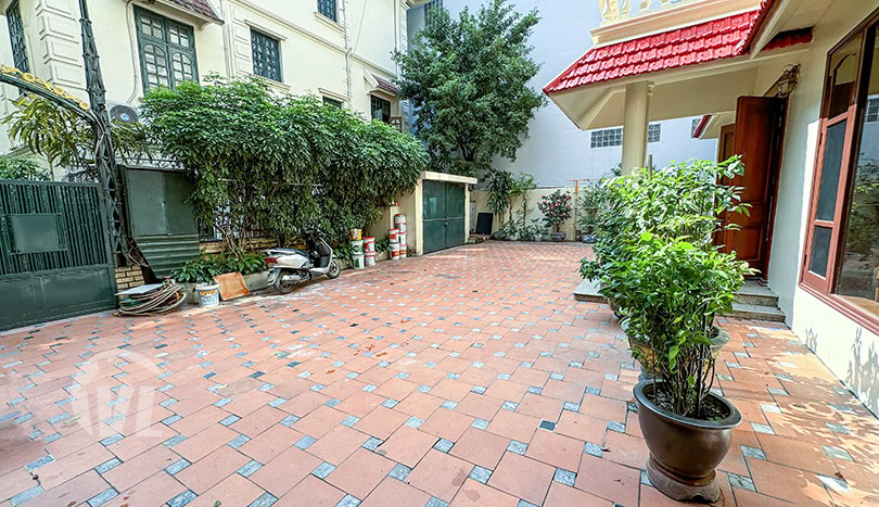 Upgraded house with large garden to rent on To Ngoc Van
