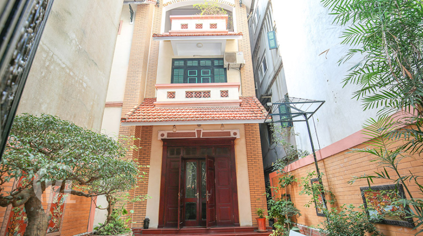 Front Yard 3 bedroom house for rent in Tay Ho.