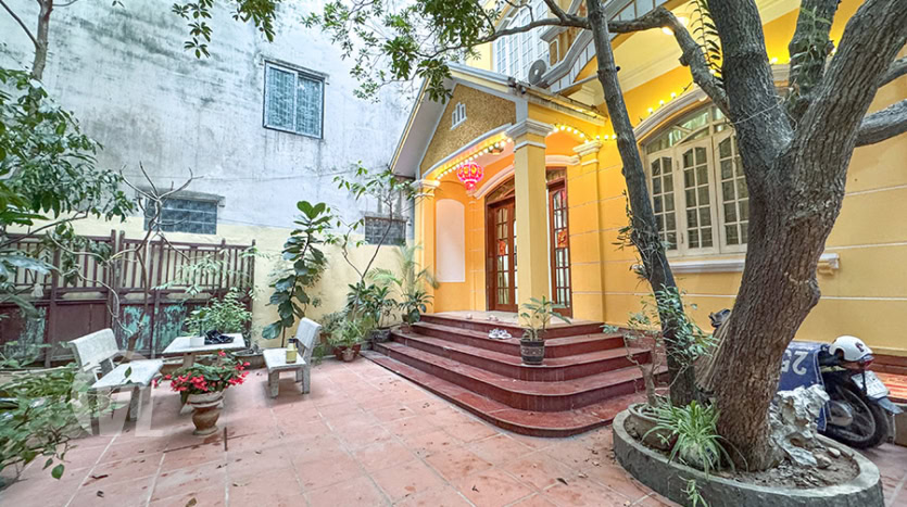 Front yard 4 bedroom house in Tay Ho