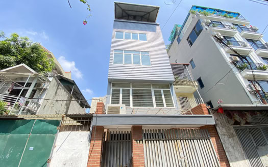 Unfurnished 3 bedroom house in Tay Ho with car access