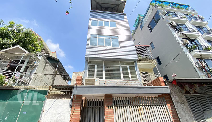 Unfurnished 3 bedroom house in Tay Ho with car access