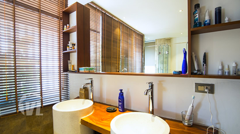 3-beds penthouse to rent in Tay Ho with panoramic West Lake view
