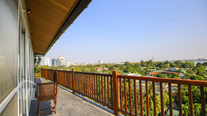 3-beds penthouse to rent in Tay Ho with panoramic West Lake view