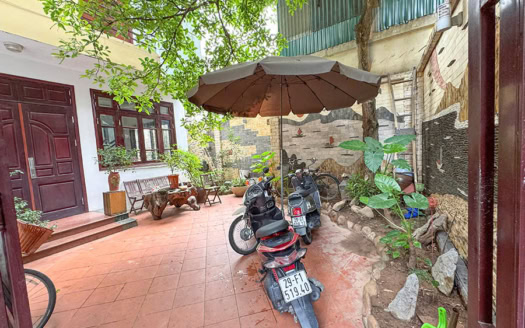 Front yard 4 bedroom house for rent in Tay Ho