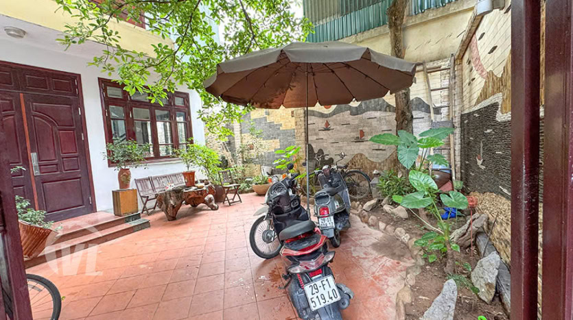 Front yard 4 bedroom house for rent in Tay Ho