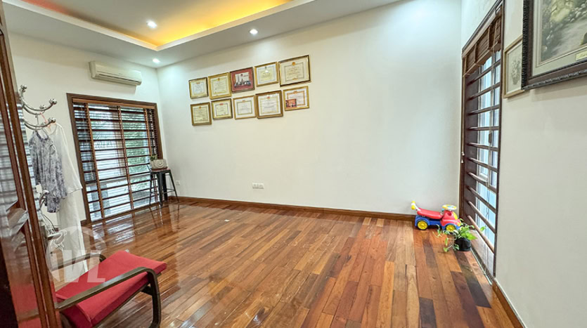 5-Bedroom House for Rent in Tay Ho – Car Access –