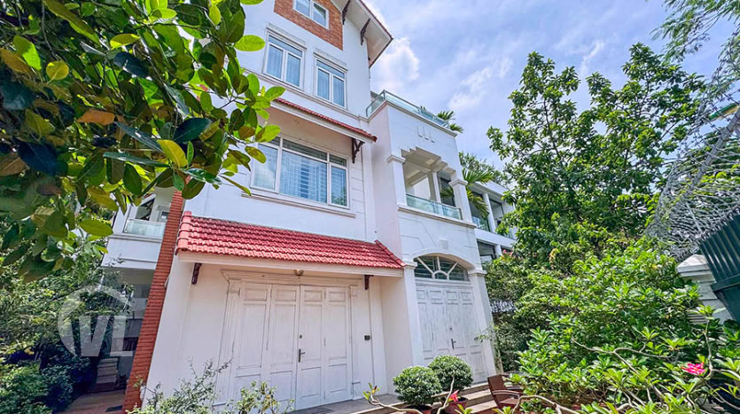 5-Bedroom Villa with Tay Ho View and Expansive Garden for Rent