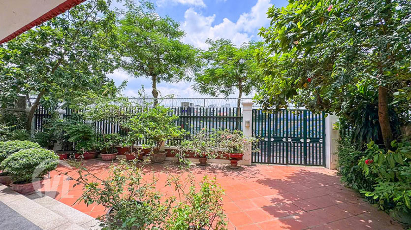 5-Bedroom Villa with Tay Ho View and Expansive Garden for Rent