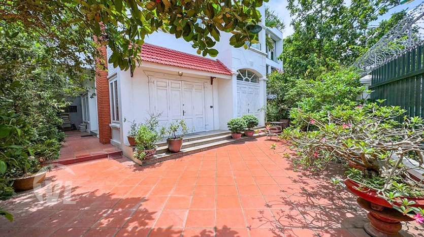 5-Bedroom Villa with Tay Ho View and Expansive Garden for Rent