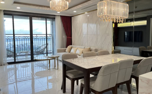 Charming lake view 3 bedroom apartment in Dle Roi Soleil