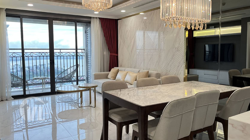 Charming lake view 3 bedroom apartment in Dle Roi Soleil