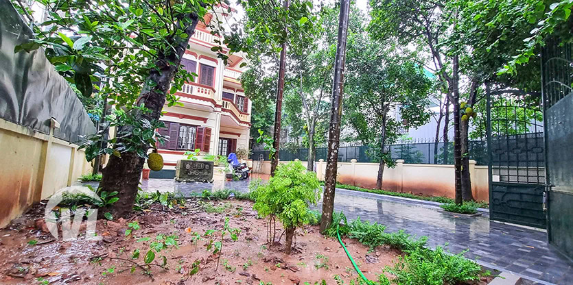 Rental house in Long Bien with big garden 2 bed 2 bath
