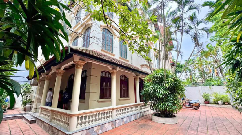Large car access villa with garden to rent in Tay Ho