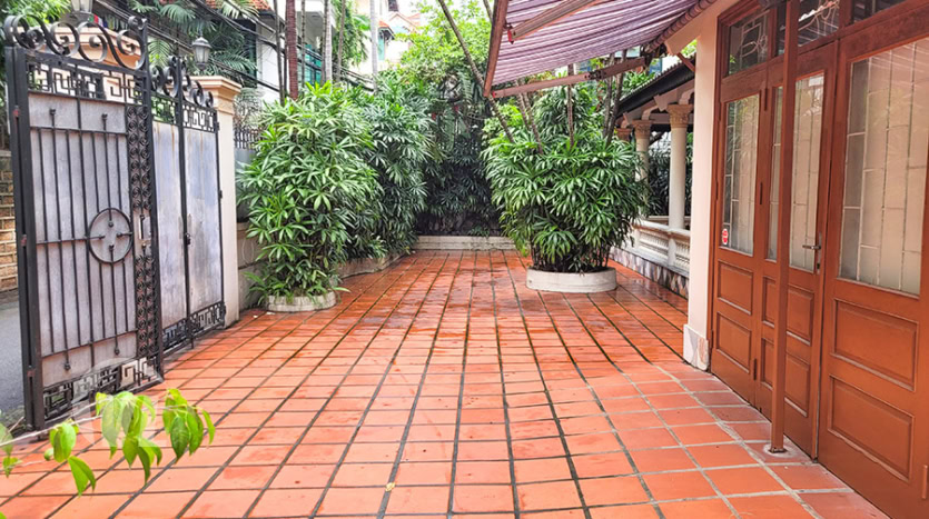 Large car access villa with garden to rent in Tay Ho