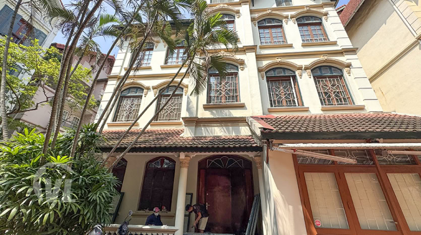 Large car access villa with garden to rent in Tay Ho