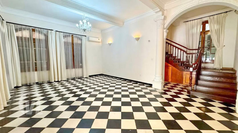 Large car access villa with garden to rent in Tay Ho