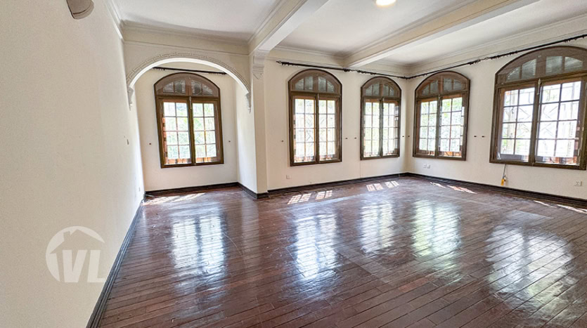 Large car access villa with garden to rent in Tay Ho