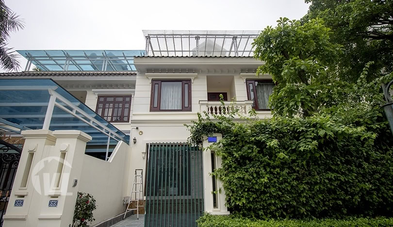 Ambassador villa in Ciputra to rent with large outdoor space