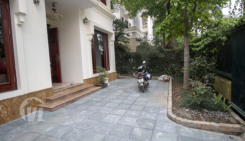 Ambassador villa in Ciputra to rent with large outdoor space