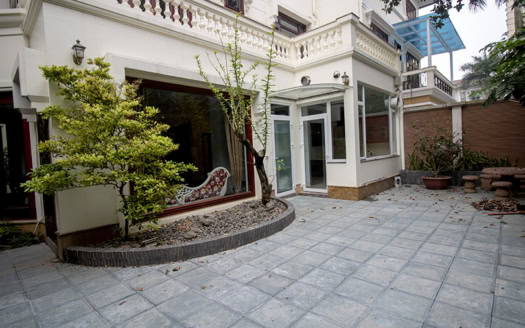 Ambassador villa in Ciputra to rent with large outdoor space