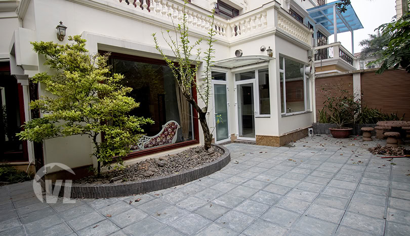 Ambassador villa in Ciputra to rent with large outdoor space