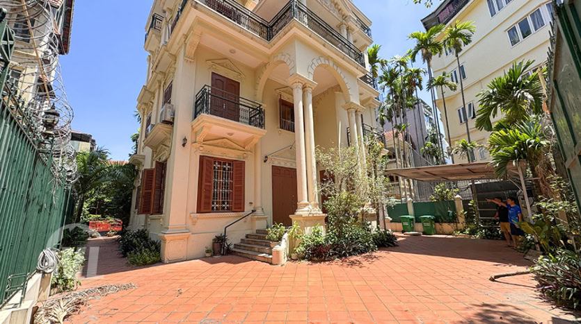 Big villa with garden to rent in Tay Ho with Car Access