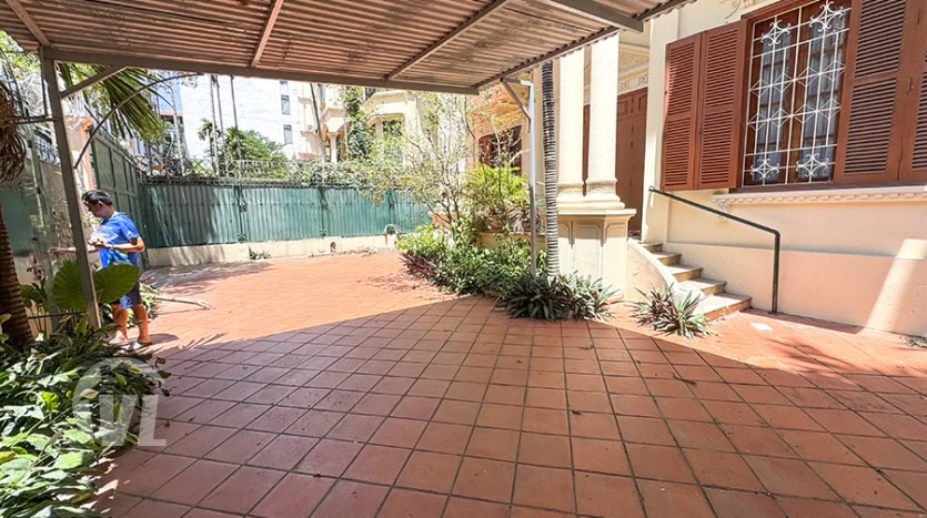 Big villa with garden to rent in Tay Ho with Car Access