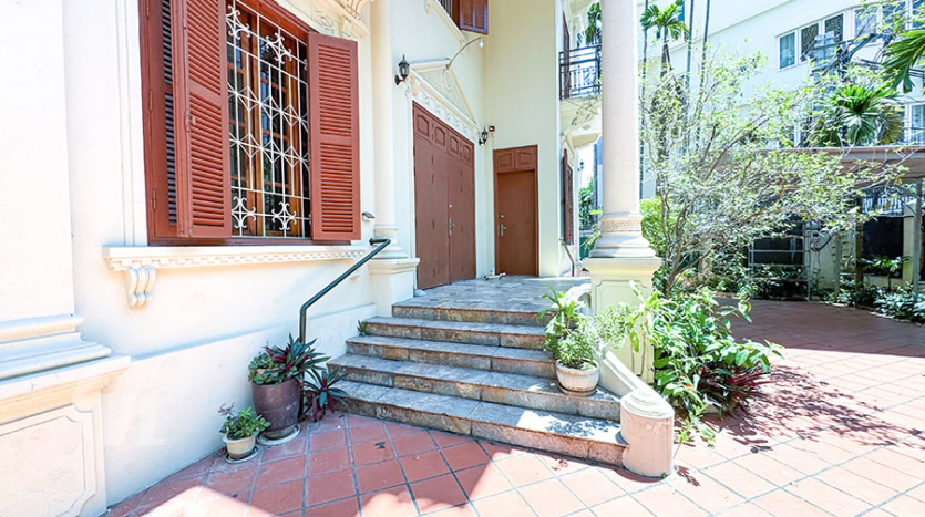 Big villa with garden to rent in Tay Ho with Car Access