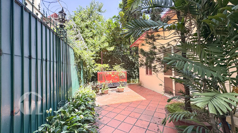 Big villa with garden to rent in Tay Ho with Car Access