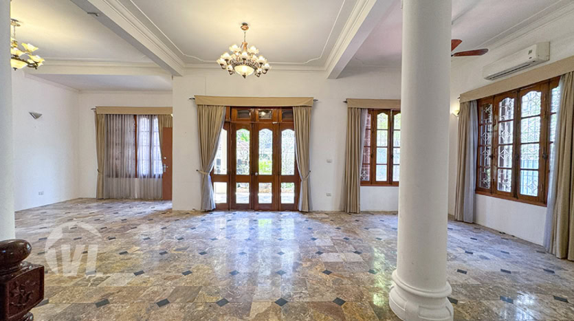 Big villa with garden to rent in Tay Ho with Car Access
