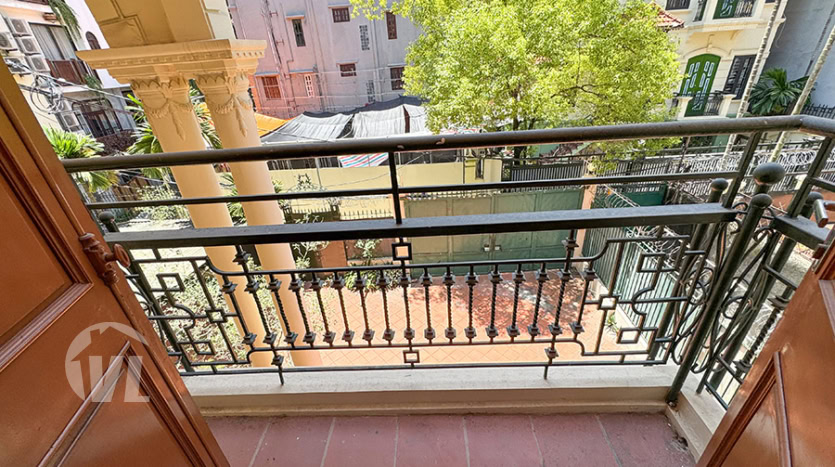Big villa with garden to rent in Tay Ho with Car Access