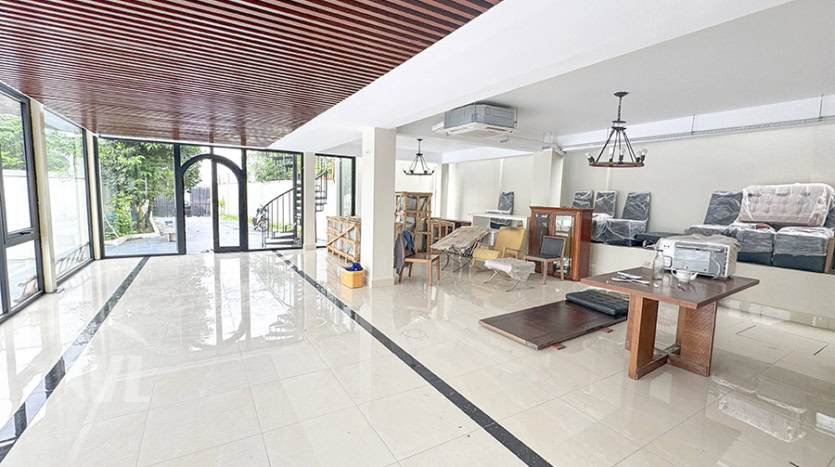 House to rent in Long Bien with garden and River View