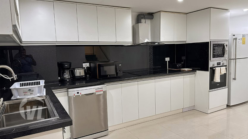 Furnished 5 bedroom house with garden to rent in Ciputra Q Block