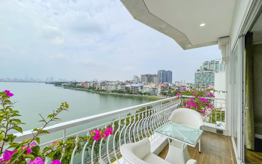 Lake view 4 bedroom apartment for rent on Xuan Dieu Tay Ho