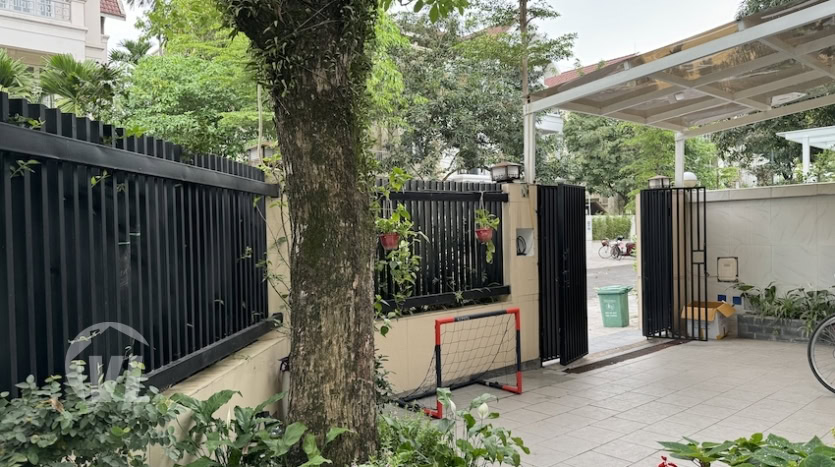 Corner house to rent in Ciputra partly furnished 5 beds 3 baths