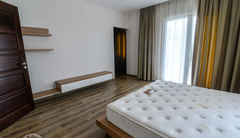 Partly Furnished House for Lease in Vinhomes Riverside