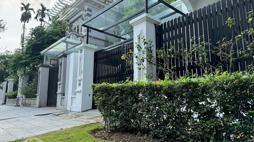 furnished villa Ciputra C4 near UNIS rental