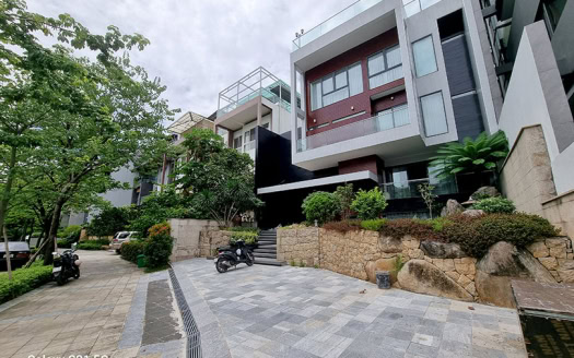 Spacious 5 bedroom villa in Q block Ciputra to rent