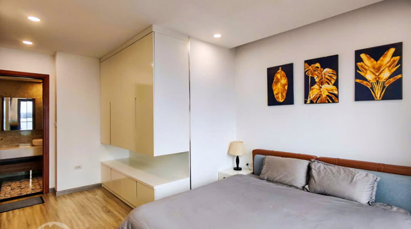 2 bedroom apartment with terrace to rent overlooking Tay Ho lake