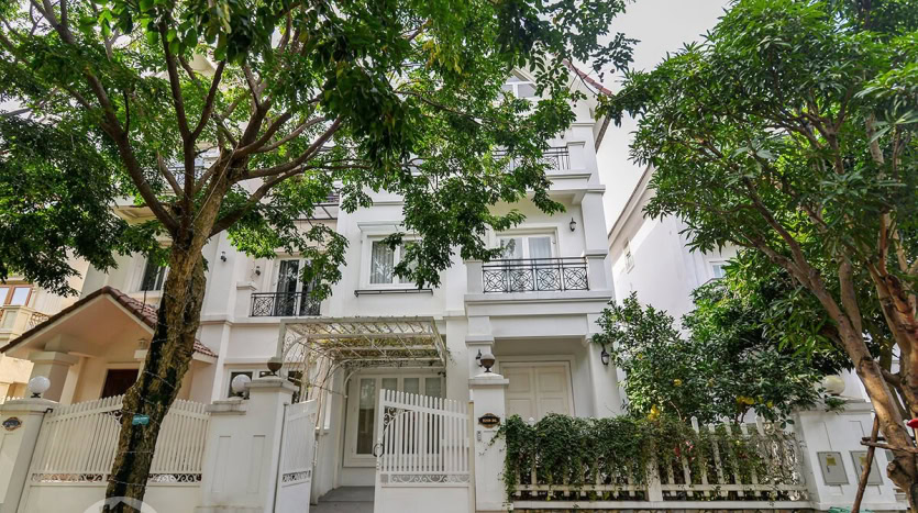 Beautifully furnished 5-bedroom villa in Vinhomes Riverside for rent
