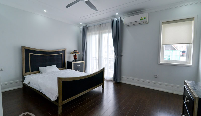 Beautifully furnished 5-bedroom villa in Vinhomes Riverside for rent