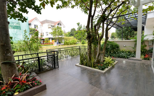 Beautifully furnished 5-bedroom villa in Vinhomes Riverside for rent