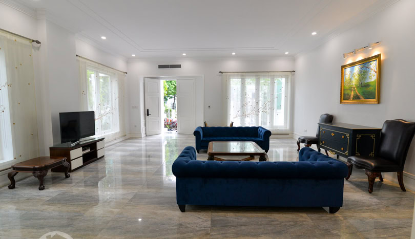 Beautifully furnished 5-bedroom villa in Vinhomes Riverside for rent