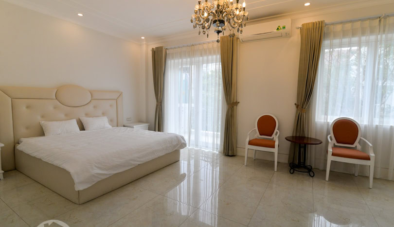 Beautifully furnished 5-bedroom villa in Vinhomes Riverside for rent
