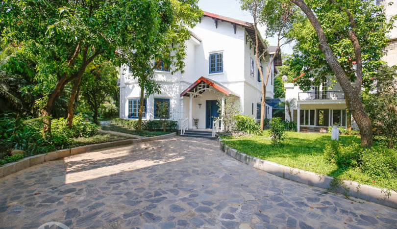 Ambassador Villa for Rent in Long Bien – 7 Beds Pool & Garden